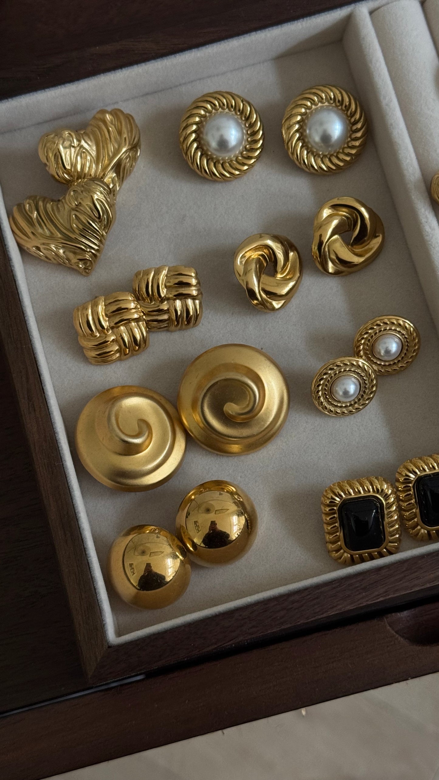 NINA RICCI (late 80s) statement clip-on earrings