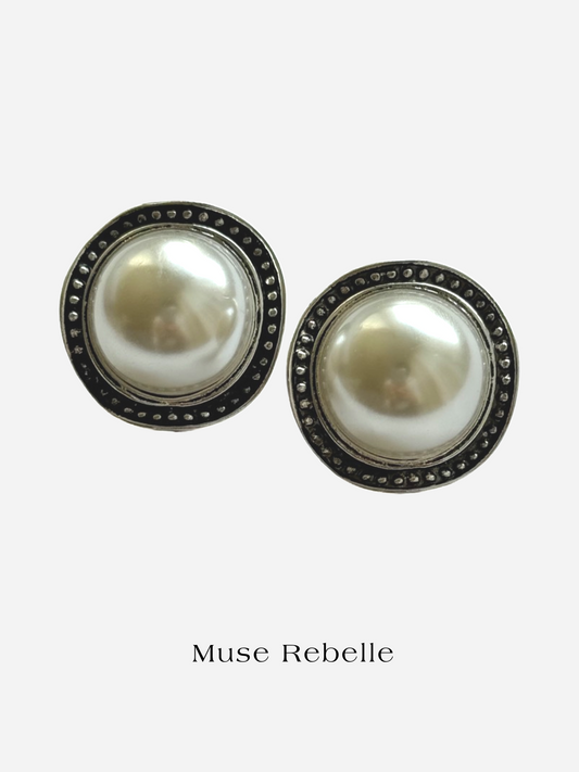 Une Perle Argentée Vintage Earrings