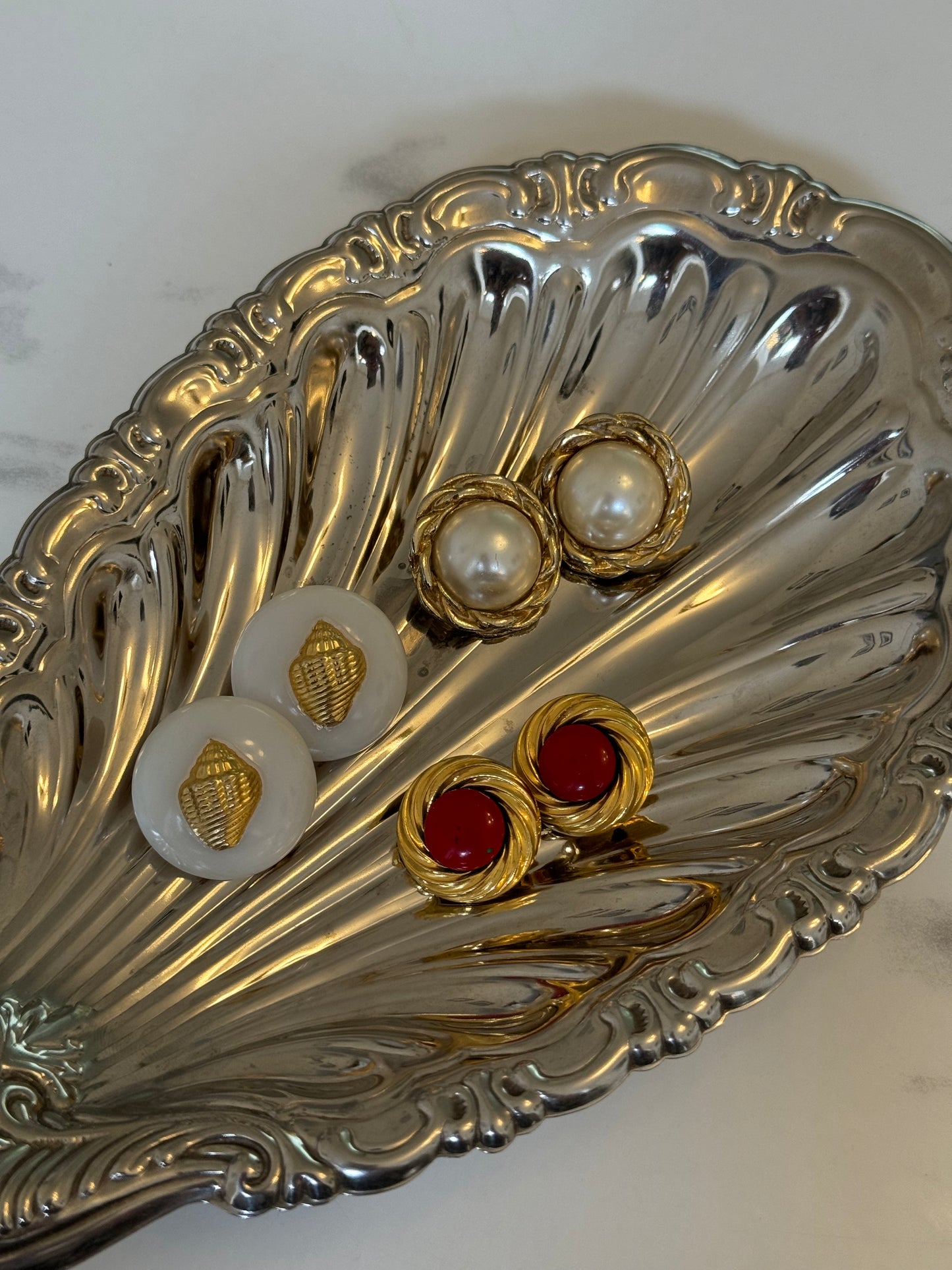 Coquillage clip-on earrings