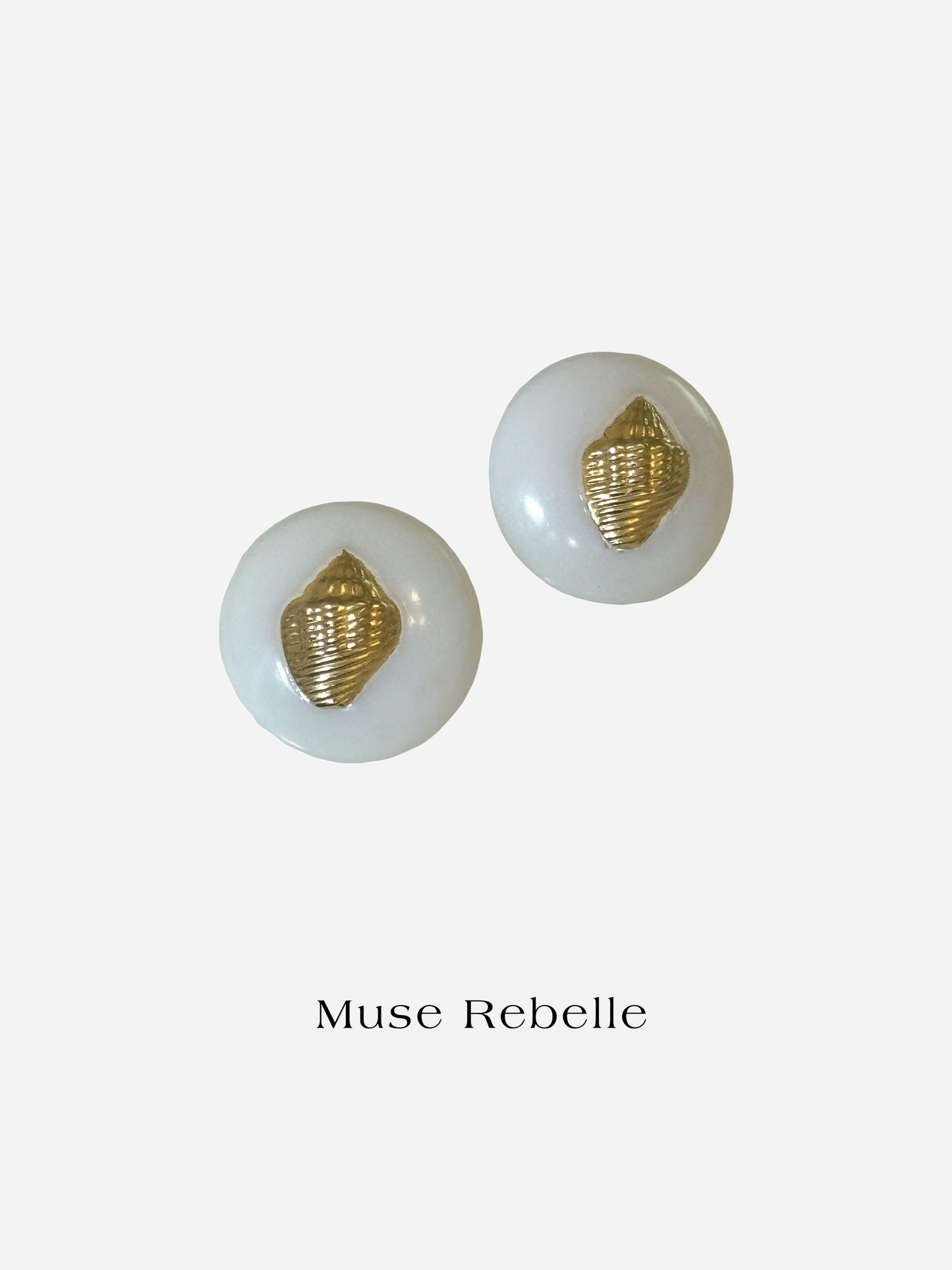 Coquillage clip-on earrings