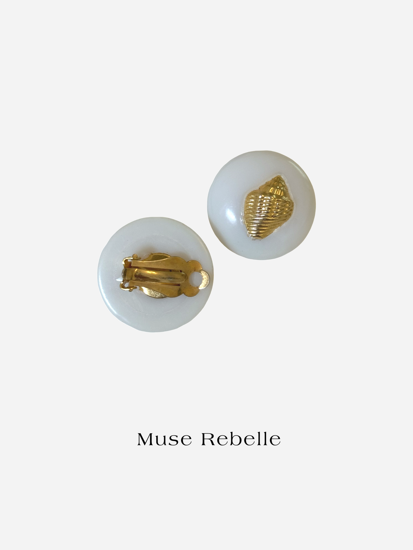 Coquillage clip-on earrings