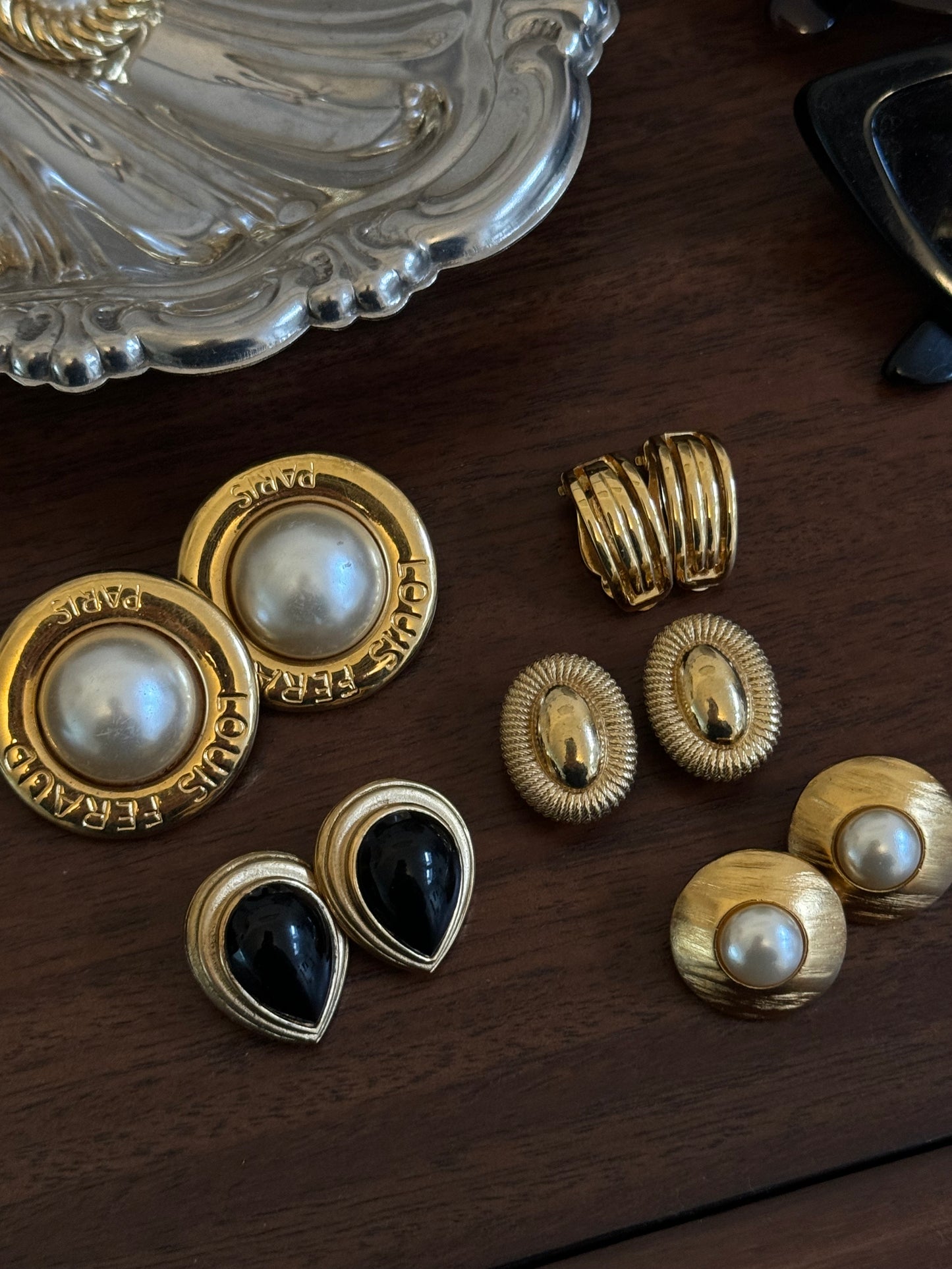 NINA RICCI golden clip-on earrings