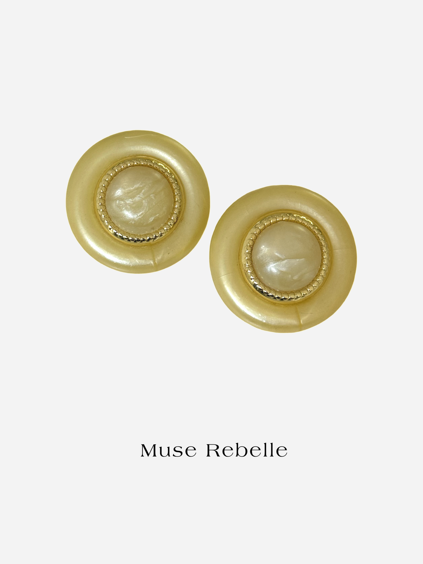 L’ecru clip-on earrings