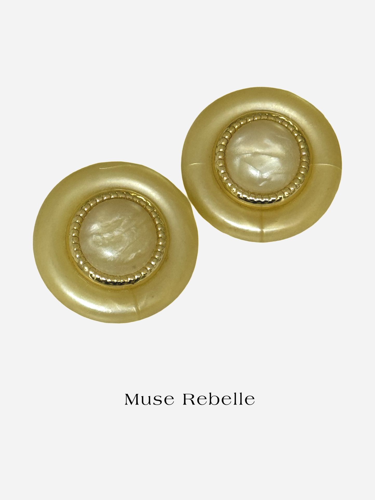 L’ecru clip-on earrings