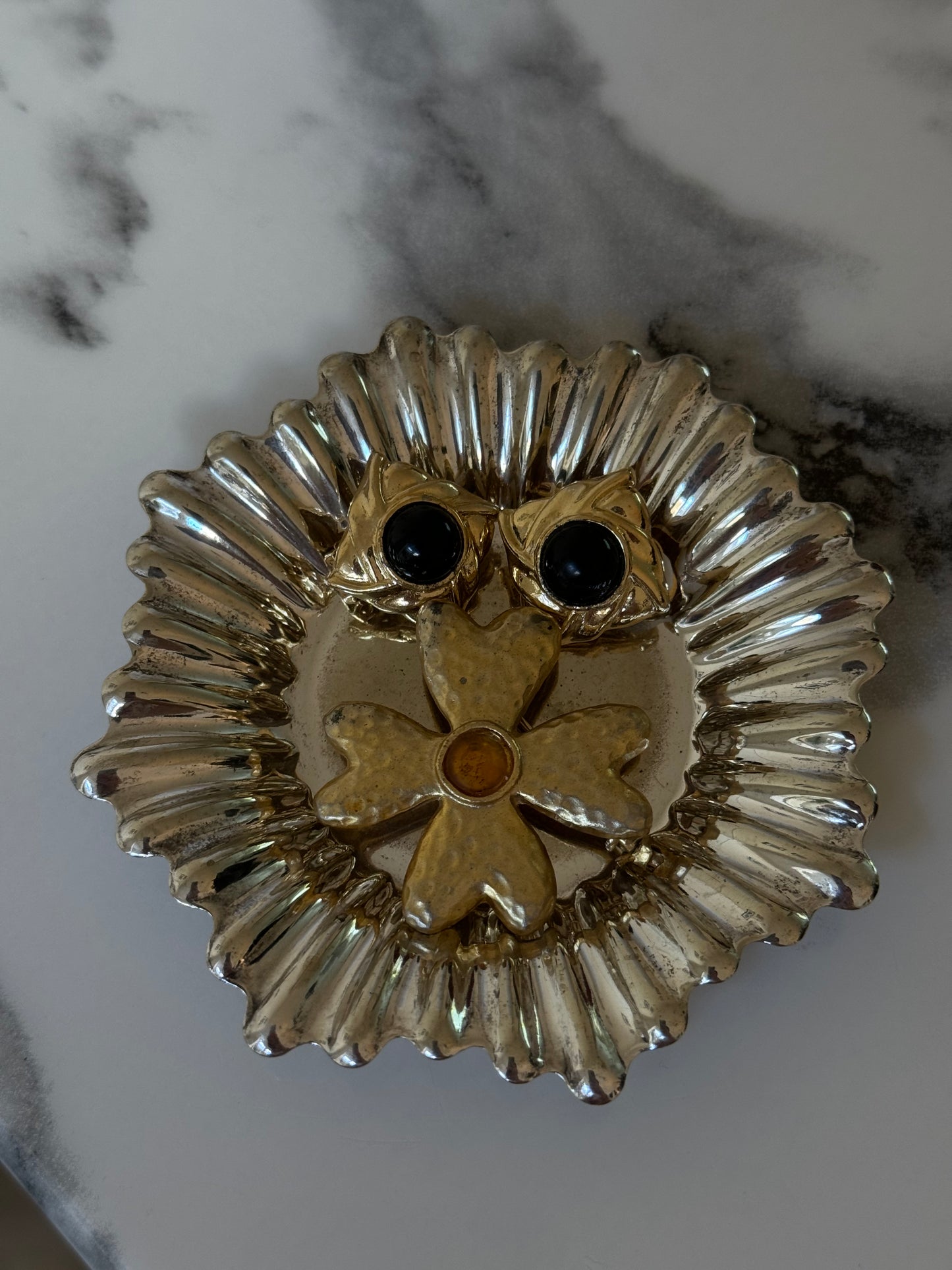 Sabrina brooch